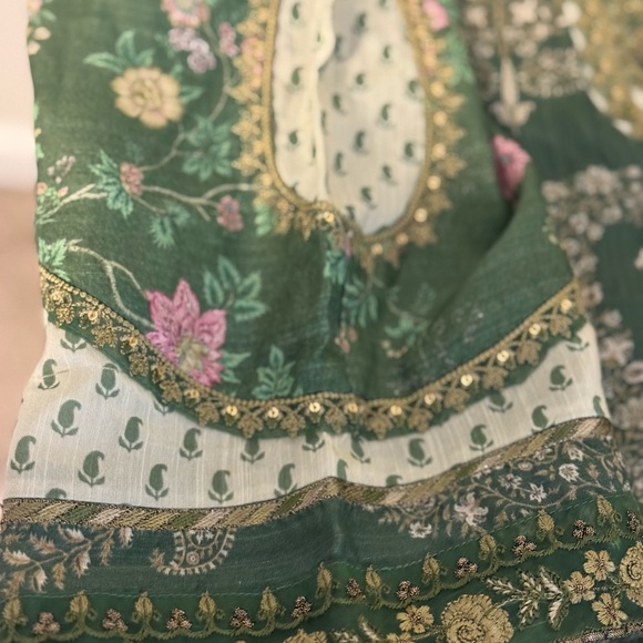 Sold Ethinic 2 pc silk - Picture 4 of 6